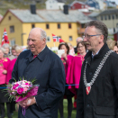 Kong Harald med Måsøys ordfører, Gudleif Kristiansen. Foto: Terje Bendiksby / NTB scanpix